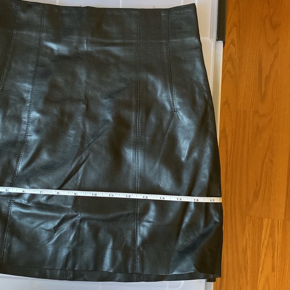 ASTR the Label vegan leather mini skirt - Picture 13 of 13